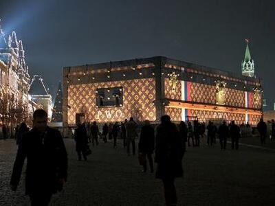 Την απομάκρυνση του γιγαντιαίου μπαούλου...