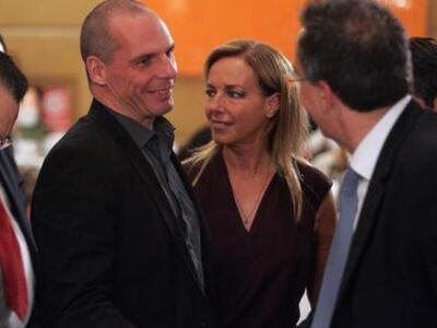 Ο Βαρουφάκης σε μπαρ για ποτό μαζί με τη...