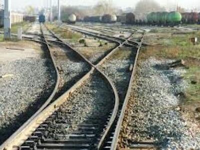 Tρία αδέλφια  έκλεβαν ράγες από το σιδηρ...