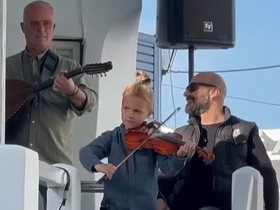 Τήνος: Ο 6χρονος βιολιτζής που ξεσήκωσε ...