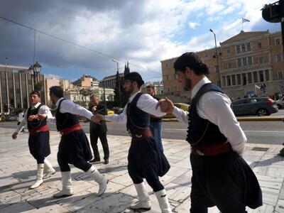 Ξεκίνησαν οι χοροί στο Σύνταγμα! ΔΕΙΤΕ ΒΙΝΤΕΟ