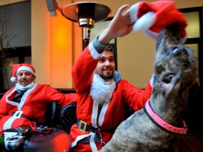 Γέμισε Άγιους Βασίληδες το κέντρο της Αθ...