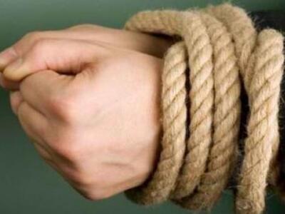 Αίγιο: Εισέβαλαν στο σπίτι της και την ξ...