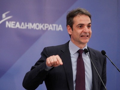 Μητσοτάκης: «Οι Έλληνες πνίγονται στα χρέη»