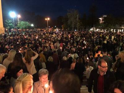 Χιλιάδες πιστοί στην περιφορά των Επιταφ...