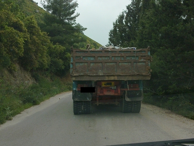 Άγριο κυνηγητό στον Ομπλό σε φορτηγό με μπάζα  