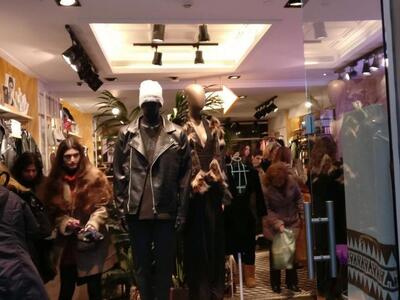 Ανοικτά μέχρι τις 9 σήμερα τα καταστήματ...