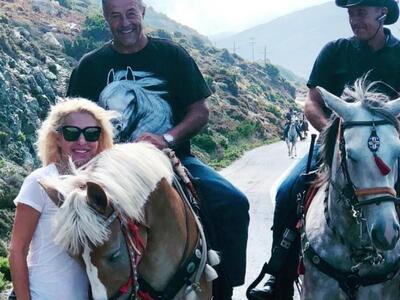 Η Ελένη Μενεγάκη βγάζει φωτογραφίες με τ...