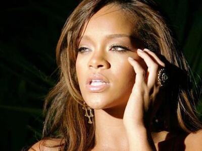 Δείτε τη Rihanna να κάνει τατουάζ με ξύλ...