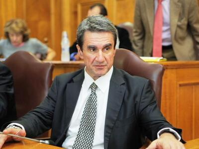 Μαθητές έξω από το σπίτι του Λοβέρδου