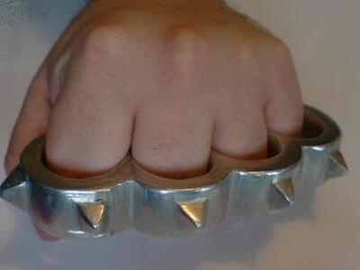 Πάτρα: Πού πήγαινε με σιδηρογροθιά, κατσ...