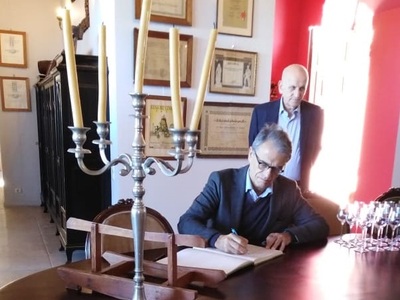 Ο ποιητής υπογράφει στο βιβλίο επισκεπτώ...