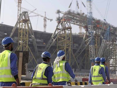 Κατάρ: Διώχνει τους μετανάστες εργάτες χ...