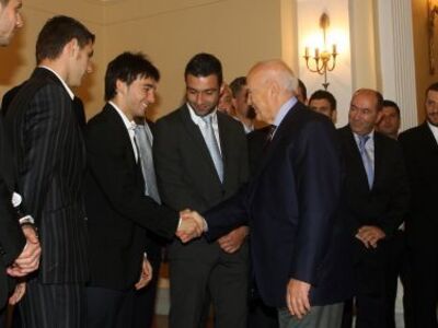 Τον Κάρολο Παπούλια επισκέφτηκε η Εθνική Ελλάδος