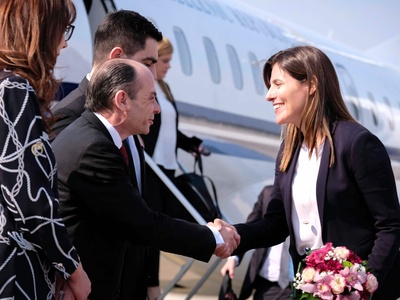 Με ίσια μαλλιά και κοστούμι στα Σκόπια η...