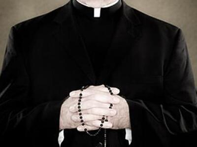 Δημοσιογράφος ντύθηκε παπάς για να μπει ...