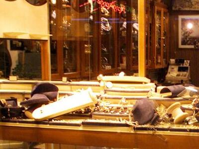 Με τσεκούρι και βαριοπούλα έκαναν κοσμημ...