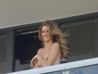 Rosie Huntington: Την έπιασαν στα πράσα... τόπλες