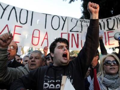 Κόσμος συγκεντρώνεται έξω από την Κυπριακή Βουλή 