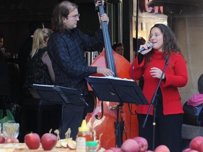 Γιορτινό άρωμα σήμερα στην Αγίου Νικολάο...