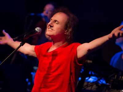 Πάτρα: Ο Βασίλης Παπακωνσταντίνου έρχετα...