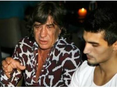 Όλα τα λεφτά το πουκάμισο του Θωμά Μαύρου 