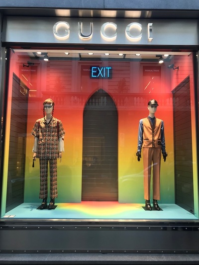 Cucci σε neon τόνους με ανδρόγυνες κούκλες