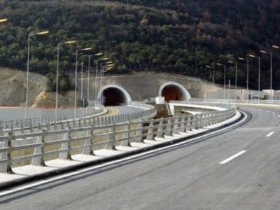 Πάτρα: Εκτροπή νταλίκας στη Μεγάλη Περιμ...