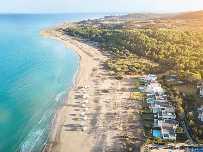 Δραματική διάσωση στην Κυλλήνη: Δύο 10χρ...