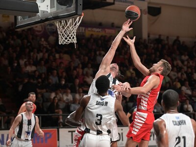 Πέρασε άνετα ο Ολυμπιακός από την Περιβό...