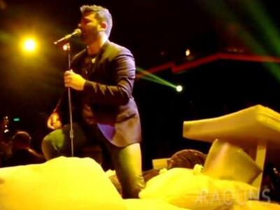 Έχουμε ξεφύγει! Πέταξαν τραπέζια, καρέκλ...