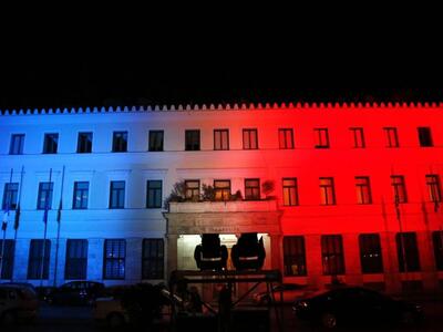Στα χρώματα της.. Τρικολόρ κτίρια σε Αθή...