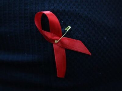 AIDS: Η ιστορία της κόκκινης κορδέλας πο...