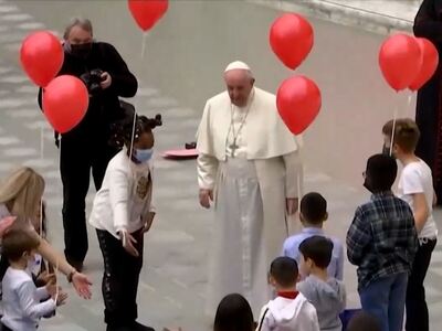 Τούρτα και κόκκινα μπαλόνια για τον Πάπα...