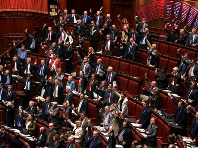 Οι Ιταλοί έκοψαν 1.000 ευρώ το μήνα από ...