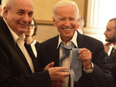 Αντάλλαξαν… γραβάτες Τζον Μπάιντεν και Τ...