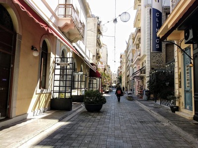 Έρχεται πλεξιγκλάς... παντού! Τα βάζουν ...