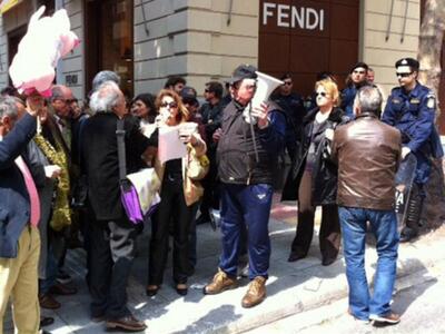 Συγκέντρωση πολιτών έξω απο το σπίτι του...