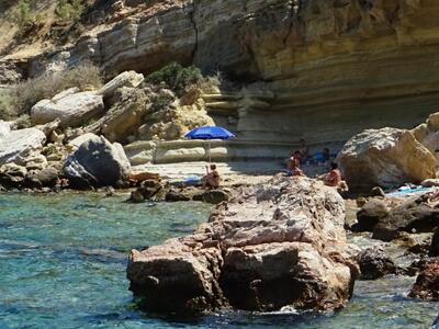 Πύργος: Λουόμενοι εγκλωβίστηκαν σε βράχι...