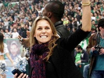 Η Τζουντ Σισέ ευχαριστεί τους φιλους του...