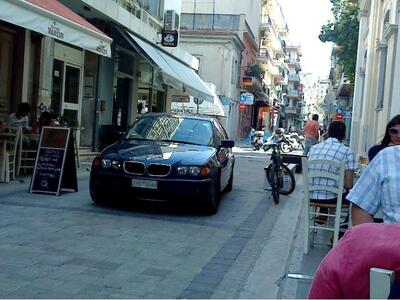 Παντανάσσης: Πάρκαρε τη BMW στον πεζόδρο...