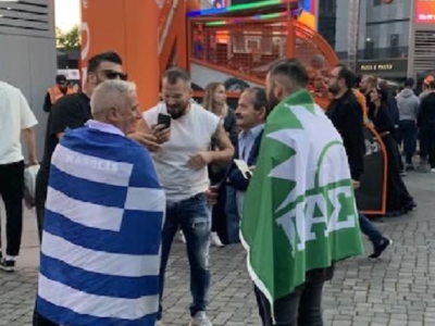 Eurobasket 2022: Έλληνας φίλαθλος με σημ...
