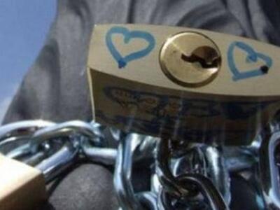 Το «love locks» έφτασε στην Ελλάδα: Λουκ...
