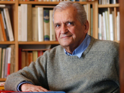 Στη φωτ. ο ποιητής Τίτος Πατρίκιος.