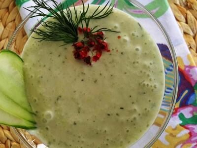 Δροσερές σούπες με ντομάτες και αγγουράκ...