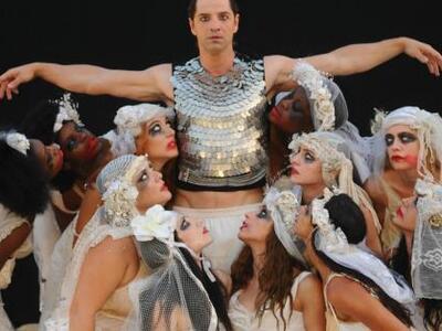 Δεκαπέντε παραστάσεις σε θέατρα και φεστ...