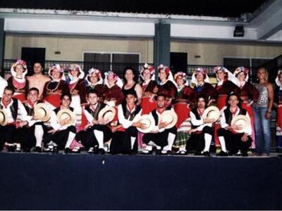 Καμαραίοι χορευτές "στο φως του φεγ...