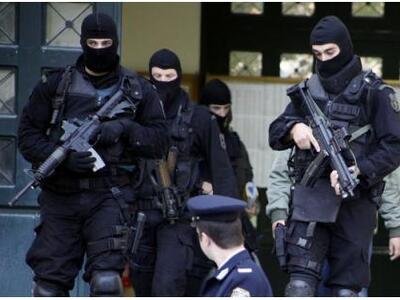 Χειροπέδες σε 3 μέλη της διεθνούς συμμορ...