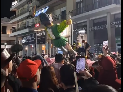 Πάτρα: Νεαροί γκρεμίζουν καρναβαλικό μπα...