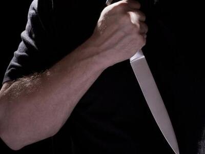 Ξύπνησε και τον είδε να την απειλεί με τ...